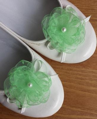 Klipy na boty pro nevěstu - zelenkavý květ - Obrázok č. 1