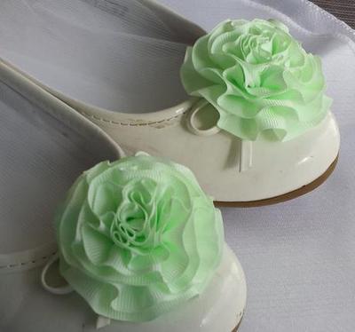 Klipy na boty pro nevěstu s zelenkavou květinkou - Obrázok č. 1